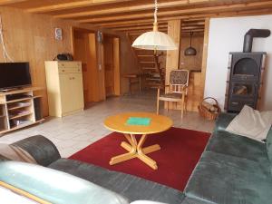 a living room with a couch and a table at Chalet mit Alpenambiente Axalp in Brienz