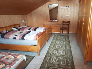 a bedroom with two beds and a table and a chair at Chalet mit Alpenambiente Axalp in Brienz