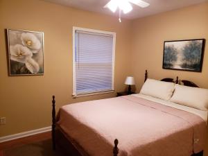 a bedroom with a bed and a window at Cozy and Spacious-4 Bedrooms Townhouse in Lexington