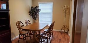 uma sala de jantar com uma mesa de madeira e cadeiras em Cozy and Spacious-4 Bedrooms Townhouse em Lexington