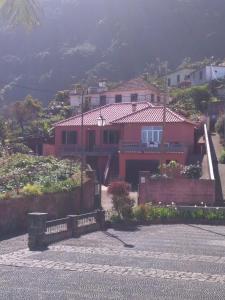 une maison avec une clôture devant elle dans l'établissement Casa reizinho, à Santana