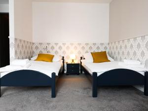 dwa łóżka siedzące obok siebie w pokoju w obiekcie Hotel Tara w Kielcach