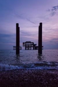 Blick auf einen Pier im Wasser bei Einbruch der Dunkelheit in der Unterkunft Fab Brunswick by the sea in Brighton & Hove