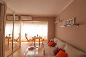 een woonkamer met een bank en een tafel bij Kumquat apartment in Torrox Costa