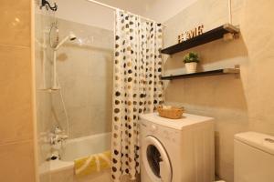 Ett badrum på Kumquat apartment