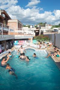 un grupo de personas nadando en una piscina en Hotel La Lucre en Mina Clavero