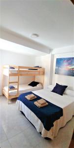 Ce lit se trouve dans un dortoir doté de 2 lits superposés. dans l'établissement PRIMERA LÍNEA, PISCINA, WiFi, PÁDEL y más! #1, à El Campello