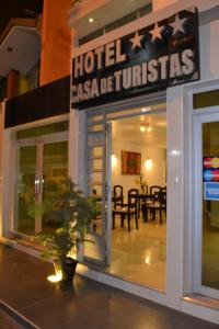 un cartel de hotel casa de turitas frente a un restaurante en Hotel Casa de Turistas en Chiclayo