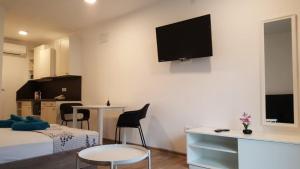 TV a/nebo společenská místnost v ubytování Beachfront Studio Palma