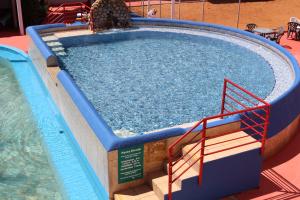 una gran piscina con un tobogán de agua en Bica Pau Hotel, en Caldas Novas