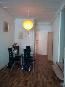 une salle à manger avec une table, des chaises et une lampe dans l'établissement Apartment Jannowitzbrücke, à Berlin