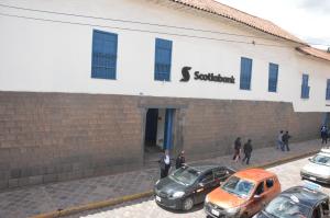un grupo de coches estacionados frente a un edificio en Hostal Wasichay, en Cusco