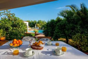 een tafel met een fruitschaal en een schaal sinaasappelsap bij CA NA PEPA in Sant Rafael de Sa Creu
