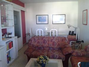 a living room with a couch and a table at Precioso piso al lado de la playa in Cádiz