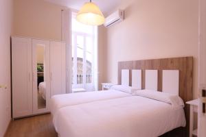 Giường trong phòng chung tại Apartamentos Dormavalencia