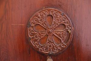 una porta di legno con un battente a porta marrone di Apartamentos Dormavalencia a Valencia