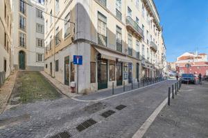 une rue vide dans une ville avec des bâtiments dans l'établissement Rua dos Remédios 179, à Lisbonne
