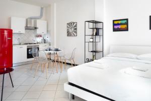 una camera bianca con letto e cucina di Studioflat University, in centro a Bologna a Bologna