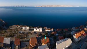 uma vista aérea de uma cidade com uma grande massa de água em Apartments Lucia Senj em Senj