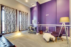 Ruang duduk di Ruby Room