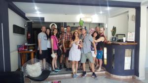 Oaspeți care stau la Hotel Iris