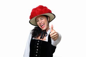 Eine Frau mit rotem Hut und Daumen hoch. in der Unterkunft Appartement Bergwaerts in Rickenbach