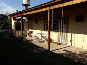 un patio con mesa y sillas frente a una casa en Alojamiento Doña Zule en San José