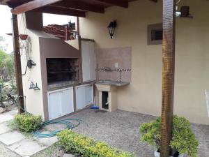 een patio van een huis met een keuken aan de zijkant bij Alojamiento Doña Zule in San José +47 foto's