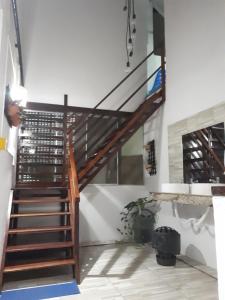 Una escalera en una habitación con una pared blanca en Casa de Arigoffe, en Salvador