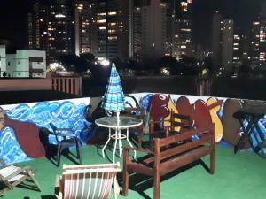 un grupo de sillas y una mesa en el techo en Casa de Arigoffe, en Salvador