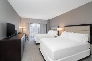 Habitación de hotel con 2 camas y TV de pantalla plana. en Holiday Inn Wilmington, an IHG Hotel, en Gurneyville