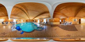 una piscina in una grande stanza con soffitto in legno di Econo Lodge Inn & Suites a Wisconsin Dells