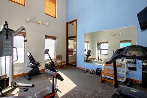 a gym with several exercise equipment in a room at Econo Lodge Inn & Suites in Wisconsin Dells