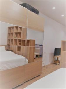 1 dormitorio con 1 cama y una gran pared de cristal en Live like a local in Ekkamai, en Bangkok