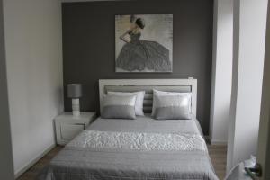ein Schlafzimmer mit einem Bett und einem Wandgemälde in der Unterkunft Main Street Maison in Coimbra