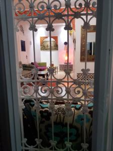 - Sala de estar con vistas a través de una puerta en Dar El Idrissi en Rabat