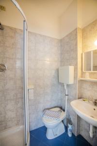 uma casa de banho com um WC, um lavatório e um chuveiro em B&B Hotel Costa Azzurra em Spotorno