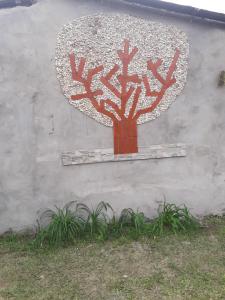 een schilderij van een boom aan de zijkant van een muur bij Alojamiento Doña Zule in San José