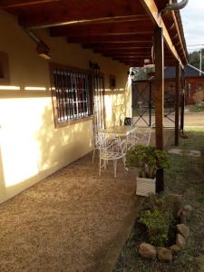 een patio met een tafel en stoelen onder een gebouw bij Alojamiento Doña Zule in San José