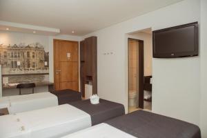 En eller flere senger på et rom på Palais Hotel