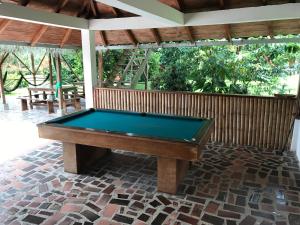 Billiards table sa Jungle Lodge El Jardin Aleman