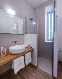 Kúpeľňa v ubytovaní Shapes Luxury Suites