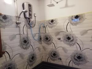 a shower with many hair dryers in a bathroom at Lak Nilla Guest House in Giritale