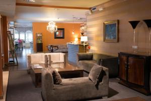 una sala de estar con un sofá y una mesa en Hotel Santiago Apóstol, en Santiago de Compostela
