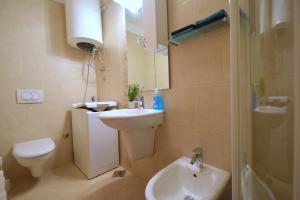 łazienka z umywalką, toaletą i prysznicem w obiekcie Apartment Adlitika w mieście Malinska +14 zdjęć