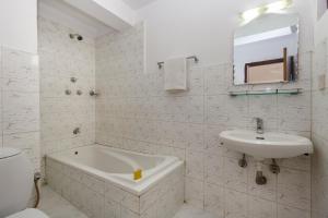 un bagno con vasca, lavandino e WC di Pacific Guest House a Kathmandu