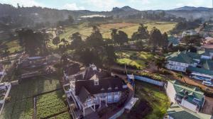 uma vista aérea de uma aldeia com casas e árvores em The Lynden Grove em Nuwara Eliya