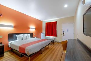 Postel nebo postele na pokoji v ubytování Motel 6-Rhome, TX