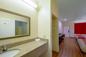Postel nebo postele na pokoji v ubytování Motel 6-Rhome, TX