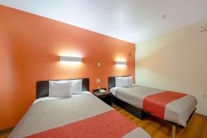 Postel nebo postele na pokoji v ubytování Motel 6-Rhome, TX